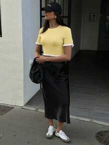 تريكو قصير الأكمام أنيق لحفل التخرج العطلة الصيفية للمرأة الممتلئة، تريكو علوي بذيل مكشكش بلون أصفر زبدي