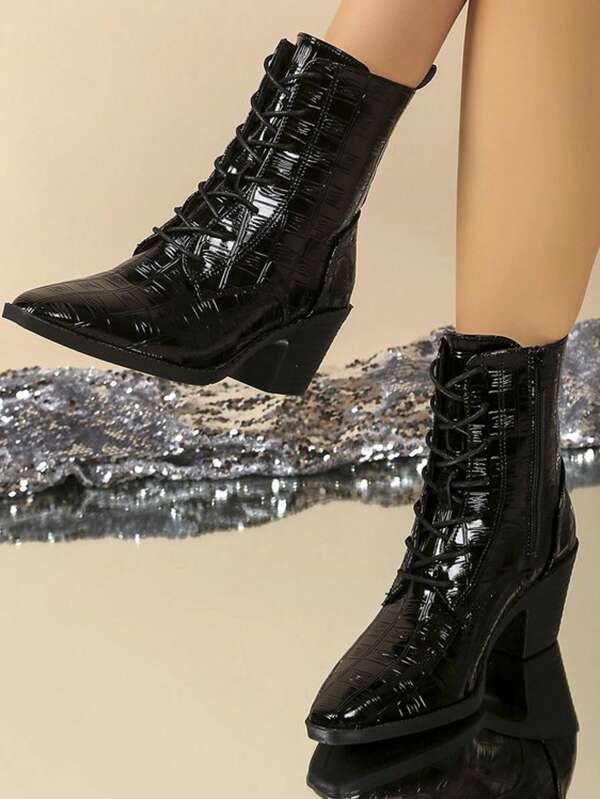 Botas Curtas de Salto Alto Pretas Femininas com Forro de Pele, Novo Couro Envernizado Brilhante Bico Fino, Salto Grosso, Sapatos Punk Europeus e Americanos, Outono/Inverno
