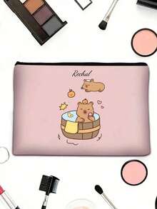 个性可爱水豚开学背包套装，我们定制的三件套背包，让开学之旅永生难忘！可爱的水豚图案（4种款式：趣味沐浴、可爱鲨鱼帽、宇宙罐和草莓杯）展现独特的个性。用它们的名字定制背包、腰包和笔袋。 - 粉色 - 查看 5