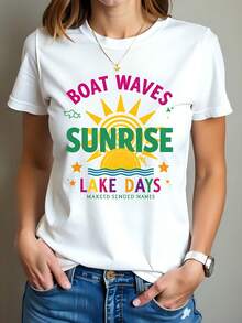 Camiseta de Mujer 180g, Algodón Blanco, Cuello Redondo, Manga Corta, Estampado "BOAT WAVES SUNRISE LAKE DAYS", Estilo Veraniego para Días de Lago, T-shirt Casual y Cómoda, Ideal para Vacaciones y Actividades al Aire Libre. - Blanco - Ver 1