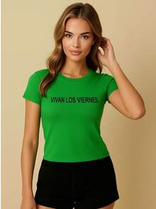 DEVIT - Playera básica de manga corta con estampado "VIVAN LOS VIERNES" al frente, cuello redondo, corte ajustado y estilo casual – Disponible en azul, verde y rosa - Verde - Ver 2
