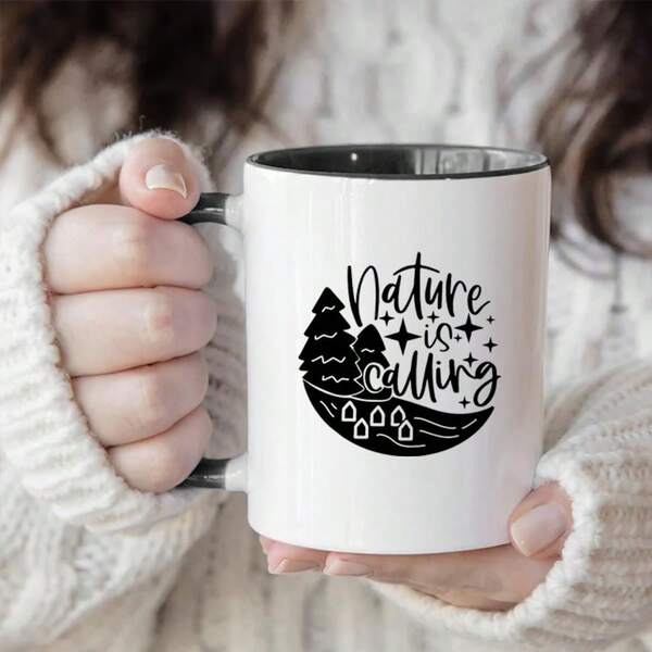 Ce mug en céramique avec des motifs thématiques de camping associe de manière ingénieuse un sens du design à une fonctionnalité pratique. En tant que tasse réutilisable polyvalente, il est lavable en machine, durable et micro-ondable, idéal pour contenir du lait, du café, du thé et d'autres boissons.