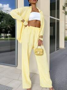 女士休闲两件套：长袖翻领纽扣衬衫和松紧腰裤，适合日常休闲和假日穿着