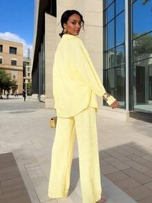 女士休闲两件套：长袖翻领纽扣衬衫和松紧腰裤，适合日常休闲和假日穿着