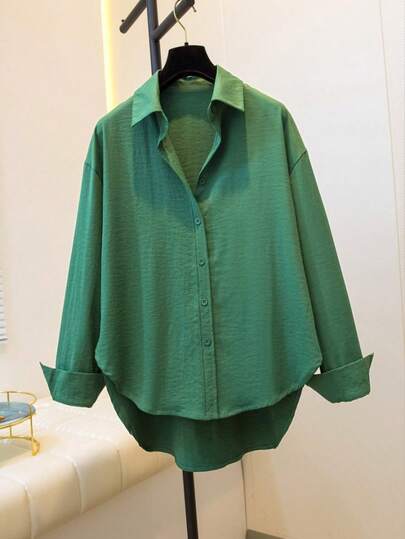 极简翻领长袖宽松女式衬衫外套，采用衬衫领和不对称下摆设计