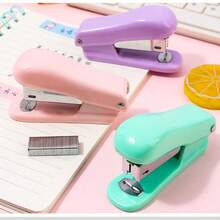 دبابيس الطالب المدمجة والجذابة بكل سهولة، مستلزمات مكتبية محمولة بها دبابيس وست أقلام حادة للمدارس ولبداية العام الدراسي الجديد - متعدد الألوان - مشاهدة 7