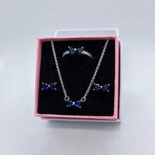 3 PC Ensemble de bijoux en 3 pièces multicolores avec nœud papillon, les plus récents de 2025. Une paire de boucles d'oreilles en argent, une bague en argent et un collier en argent fabriqués à partir de matériaux hypoallergéniques, ornés de diamants taille brillant étincelants et d'éléments de nœud papillon rouge passionné, avec des ornements de diamants en forme de cœur simples mais élégants. Parfait pour les anniversaires, les cadeaux, les fêtes de vacances et le port quotidien - Idéal pour les symboles d'amour/ à durée limitée