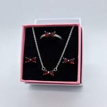 3 PC Ensemble de bijoux en 3 pièces multicolores avec nœud papillon, les plus récents de 2025. Une paire de boucles d'oreilles en argent, une bague en argent et un collier en argent fabriqués à partir de matériaux hypoallergéniques, ornés de diamants taille brillant étincelants et d'éléments de nœud papillon rouge passionné, avec des ornements de diamants en forme de cœur simples mais élégants. Parfait pour les anniversaires, les cadeaux, les fêtes de vacances et le port quotidien - Idéal pour les symboles d'amour/ à durée limitée