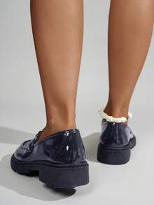 女士圆头藏蓝色镜面银链装饰大码厚跟乐福鞋，四季皆宜，日系学院风，可搭配藏蓝色制服，时尚百搭，轻便舒适