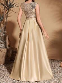 Elegancka, wieczorowa sukienka z cekinami w kolorze szampana, z wysokim rozcięciem aż do uda i odkrytymi plecami.