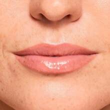 Bálsamo labial brillante Fresh Kiss de ColourPop - Cuidado labial hidratante enriquecido con péptidos, ácido hialurónico, manteca de karité y vitamina E para una fórmula ultra acolchada - Strawberry Milk (0,49 onzas)