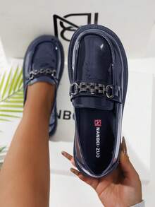 女士圆头藏蓝色镜面银链装饰大码厚跟乐福鞋，四季皆宜，日系学院风，可搭配藏蓝色制服，时尚百搭，轻便舒适