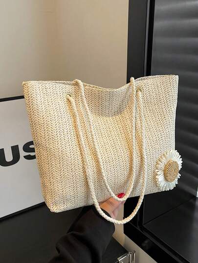 Bolso de mano de tela trenzada en beige con detalles florales, con un estilo informal