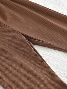 2 件套幼儿女孩休闲简约风格大翻领长袖条纹上衣和纯色喇叭裤套装，春秋