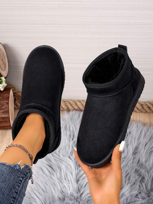 Nouvelles chaussures d'automne/hiver pour couple à semelle plate, douce et confortable, antidérapante, épaisse et chaude,  de couleur unie avec décoration de logo coloré. Bottes de neige courtes simples et décontractées, chaussures chaudes, convenant pour le port quotidien en couple, à la maison, au bureau, pour les activités extérieures, le campus, les étudiants, le travail de déplacement