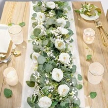 2 Piezas Corona artificial de eucalipto de 70 pulgadas, decorada con rosas blancas y hojas frescas, con enredadera de plástico verde para decoración romántica de bodas, compromisos, fiestas, ambiente de pared interior/exterior, decoración interior y exterior | Enredadera decorativa | Hojas verdes frondosas, decoración de eucalipto