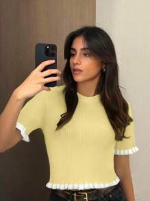 تريكو قصير الأكمام أنيق لحفل التخرج العطلة الصيفية للمرأة الممتلئة، تريكو علوي بذيل مكشكش بلون أصفر زبدي