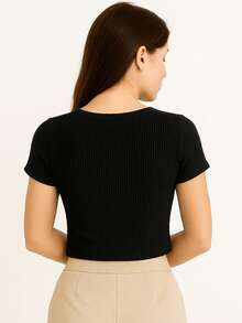 DEVIT - Top corto ajustado de canalé con cuello redondo y manga corta, estilo casual básico versátil para outfits urbanos o de verano – Disponible en negro, azul y rosa - Negro - Ver 2