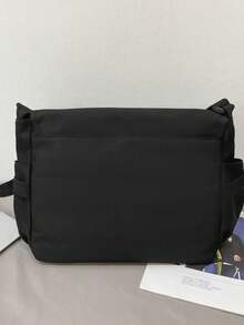 Bolso bandolera de hombre con decoración de letra y colgante