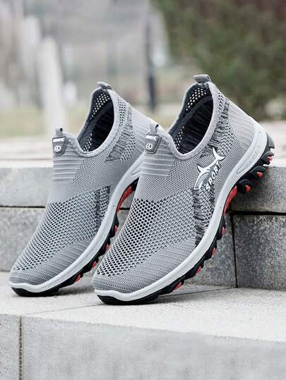 男士透气网面休闲运动鞋，经久耐穿，适合徒步、露营、远足等户外活动；鲨鱼图案休闲鞋，适合中老年人穿着；舒适柔软的鞋底，方便穿脱；提供加大码。