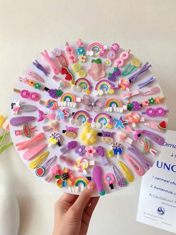 28 pièces/set Pinces à cheveux dessin animé mignonnes en combo, séries de 5 couleurs bleu, rose, violet, jaune, vert, avec designs de fleurs, étoiles, cœurs, nœuds - convient aux filles et aux femmes, couleurs vives qui ne se décolorent pas facilement. Essentiels pour la rentrée scolaire, que ce soit pour le port quotidien, les rassemblements ou les séances photo, peuvent créer un style doux unique et devenir facilement le centre d'attention. Pinces à griffes, pinces à cheveux, barrettes, accessoires pour cheveux à fleurs, accessoires Y2K, tenues de vacances pour femmes, nœuds