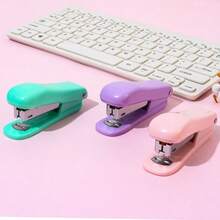 دبابيس الطالب المدمجة والجذابة بكل سهولة، مستلزمات مكتبية محمولة بها دبابيس وست أقلام حادة للمدارس ولبداية العام الدراسي الجديد - متعدد الألوان - مشاهدة 6