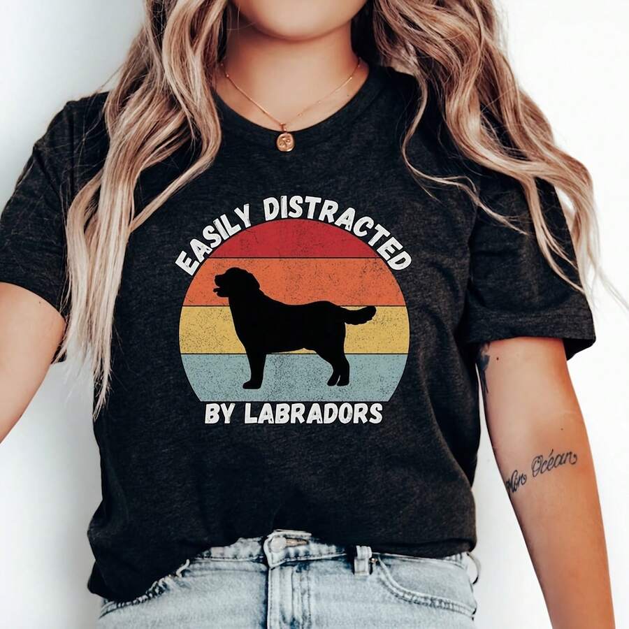 Camiseta divertida de Labrador Fácilmente distraído por las camisetas de labradores Camiseta de Labrador Retriever negro Amante divertido de los perros Lindo Labrador negro 220G Camiseta de algodón 100% pesada. Esta ofrece el equilibrio perfecto entre comodidad y estructura. Suave al tacto, pero construida para durar, es un artículo básico para aquellos que exigen talla grande de sus zapatos. Transpirable, elegante y lo suficientemente versátil para cualquier atuendo, esta camiseta mantiene su suavidad y se siente, lavado tras lavado.Manfinity Manfinity Hombre Ropa de calle de algodón 100 por ciento Ropa de calle Camisas gráficas de Halloween para hombre Gráfico Dwhite Camiseta gráfica Tops Gráfico divertido del 4 de julio - Negro - Ver 1