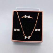 3 PC Ensemble de bijoux en 3 pièces multicolores avec nœud papillon, les plus récents de 2025. Une paire de boucles d'oreilles en argent, une bague en argent et un collier en argent fabriqués à partir de matériaux hypoallergéniques, ornés de diamants taille brillant étincelants et d'éléments de nœud papillon rouge passionné, avec des ornements de diamants en forme de cœur simples mais élégants. Parfait pour les anniversaires, les cadeaux, les fêtes de vacances et le port quotidien - Idéal pour les symboles d'amour/ à durée limitée