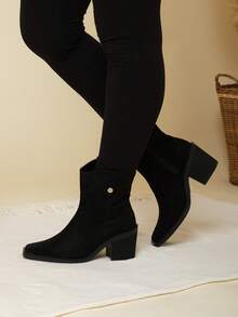 Botines de tacón medio con acabado tipo y diseño minimalista son perfectas para citas casuales, salidas nocturnas, looks de oficina relajada o combinaciones urbanas con toques sofisticados. - Negro - Ver 3