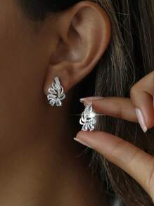 1 paire de boucles d'oreilles créoles avec fleur blanche en zirconium cubique pour femmes et filles, à porter au quotidien, pour fête, mariage ou en cadeau