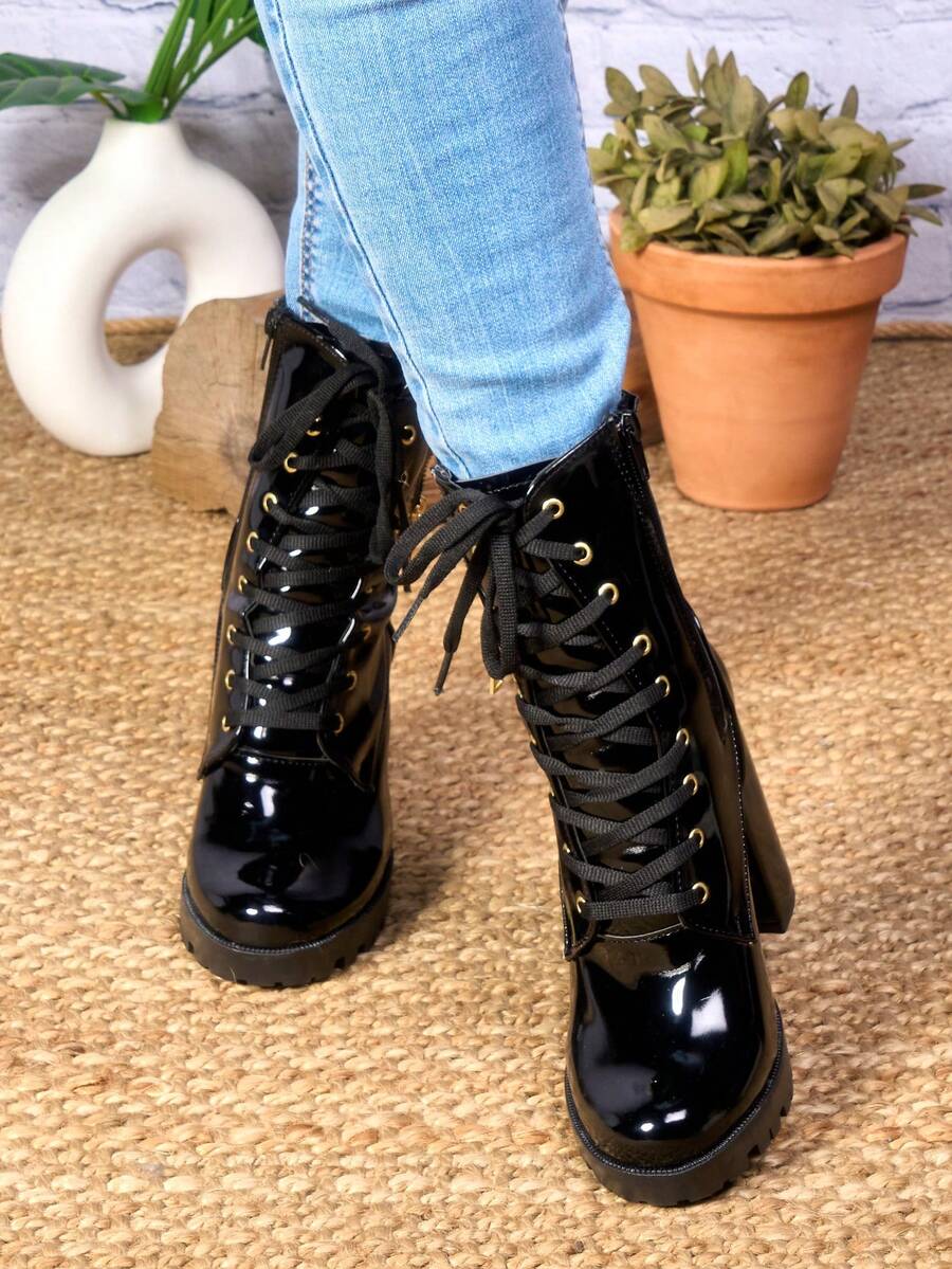 Elegantes, versátiles, modernas y cómodas, estas botas de mujer se adaptan a diversas ocasiones, desde eventos formales hasta salidas informales. Ideales para el otoño e invierno, ofrecen calidez y estilo en climas fríos. Confeccionadas en materiales como, y, estas botas destacan por su suavidad y durabilidad. - Negro - Ver 1