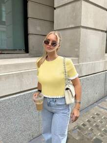 تريكو قصير الأكمام أنيق لحفل التخرج العطلة الصيفية للمرأة الممتلئة، تريكو علوي بذيل مكشكش بلون أصفر زبدي