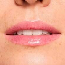 Bálsamo labial brillante Fresh Kiss de ColourPop - Cuidado labial hidratante enriquecido con péptidos, ácido hialurónico, manteca de karité y vitamina E para una fórmula ultra acolchada - Cherry Glaze (0,49 Oz)6hao
