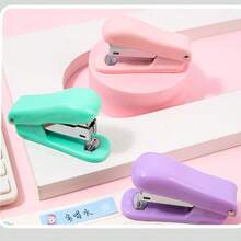 دبابيس الطالب المدمجة والجذابة بكل سهولة، مستلزمات مكتبية محمولة بها دبابيس وست أقلام حادة للمدارس ولبداية العام الدراسي الجديد - متعدد الألوان - مشاهدة 8