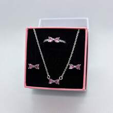3 PC Ensemble de bijoux en 3 pièces multicolores avec nœud papillon, les plus récents de 2025. Une paire de boucles d'oreilles en argent, une bague en argent et un collier en argent fabriqués à partir de matériaux hypoallergéniques, ornés de diamants taille brillant étincelants et d'éléments de nœud papillon rouge passionné, avec des ornements de diamants en forme de cœur simples mais élégants. Parfait pour les anniversaires, les cadeaux, les fêtes de vacances et le port quotidien - Idéal pour les symboles d'amour/ à durée limitée