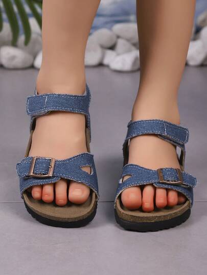 1 par 2025 sommar nya flickor platta sandaler, design med ett spänne och moderiktiga med ihåliga mönster, enkla och snygga, mångsidiga, kardborrestängning för enkel användning, bekväma barnstrandskor lämpliga för utflykter, picknick och semester vid havet.