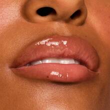 Bálsamo labial brillante Fresh Kiss de ColourPop - Cuidado labial hidratante enriquecido con péptidos, ácido hialurónico, manteca de karité y vitamina E para una fórmula ultra acolchada - Strawberry Milk (0,49 onzas)