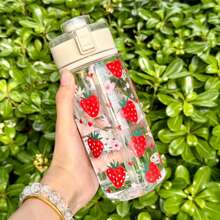 HILAKE 1 pieza Botella de agua de plástico de 16oz con estampado lindo de fresa, portátil, taza reutilizable a prueba de fugas, botella para café helado, adecuada para picnics, camping, uso diario, oficina, fiestas, gran opción para diversos regalos festivos, regalos de cumpleaños, Día de la Madre, aniversario.