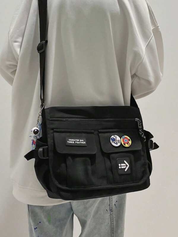 Bolso bandolera de hombre con decoración de letra y colgante