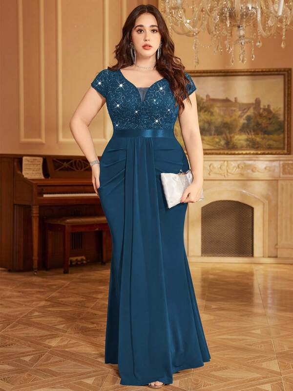 Vestido de fiesta formal con escote profundo en V, encaje con lentejuelas, contraste con volantes, drapeado al frente y bajo de cola de sirena para tallas grandes