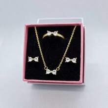 3 PC Ensemble de bijoux en 3 pièces multicolores avec nœud papillon, les plus récents de 2025. Une paire de boucles d'oreilles en argent, une bague en argent et un collier en argent fabriqués à partir de matériaux hypoallergéniques, ornés de diamants taille brillant étincelants et d'éléments de nœud papillon rouge passionné, avec des ornements de diamants en forme de cœur simples mais élégants. Parfait pour les anniversaires, les cadeaux, les fêtes de vacances et le port quotidien - Idéal pour les symboles d'amour/ à durée limitée