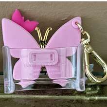 Llavero Holder porta gel incluido al azar bath  b&BW original figuras silicona y brillos bota canasta de flores pastel coquette corazon guitarra medusa coco piña colada croissant conejo tortuga rana tiburon feliz shark - Rosa Mariposa - Ver 4