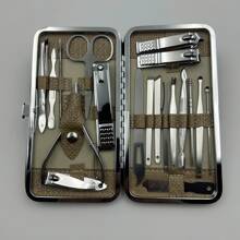 Set professionale avanzato di coltelli per unghie in acciaio inossidabile, set di 19 in 1 con tagliacuticole, rimozione del cerume e lima per unghie, set per la cura delle unghie e dei piedi, strumenti affilati e durevoli, portatili, con borse nere, rosse e oro rosa, accessori, custodie, valigette, strumenti professionali per unghie per uomini, donne, amici e genitori come regalo, per uso domestico o personale