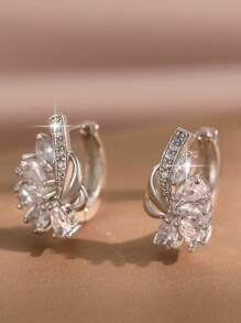 1 paire de boucles d'oreilles créoles avec fleur blanche en zirconium cubique pour femmes et filles, à porter au quotidien, pour fête, mariage ou en cadeau