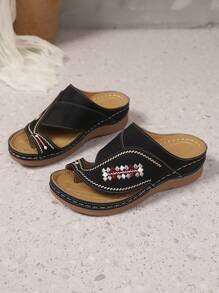 2025 Summer New Toe-Post Plaid Bohemian Embroidery Platform Thick Sole Indoor & Outdoor Women Sandals