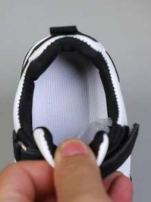 1 双儿童时尚运动鞋，配有松紧带和钩环扣，适合所有季节的户外日常活动 - 黑色 - 查看 7