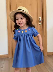 Vestido de niña joven con efecto de mezclilla, manga abullonada, plisado y diseño floral 3D en colores llamativos