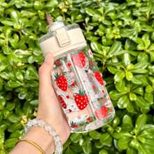 HILAKE 1 pieza Botella de agua de plástico de 16oz con estampado lindo de fresa, portátil, taza reutilizable a prueba de fugas, botella para café helado, adecuada para picnics, camping, uso diario, oficina, fiestas, gran opción para diversos regalos festivos, regalos de cumpleaños, Día de la Madre, aniversario.