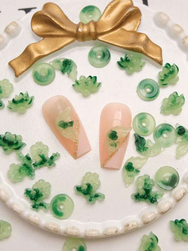 50 pièces d'accessoires de nail art de style chinois vert émeraude comprenant un éventail pliant lumineux de lotus, des décorations d'ongles en résine transparente