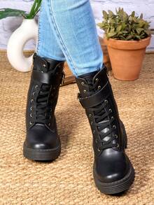 Elegantes, versátiles, modernas y cómodas, estas botas de mujer se adaptan a diversas ocasiones, desde eventos formales hasta salidas informales. Ideales para el otoño e invierno, ofrecen calidez y estilo en climas fríos. Confeccionadas en materiales como, y, estas botas destacan por su suavidad y durabilidad. - Negro - Ver 1